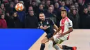 Dani Carvajal mencoba melepaskan umpan pada leg 1, 16 besar Liga Champions yang berlangsung di stadion Amsterdam Arena, Amsterdam, Kamis (14/2). Real Madrid menang 2-1 atas Ajax. (AFP/Emmanuel Dunand)