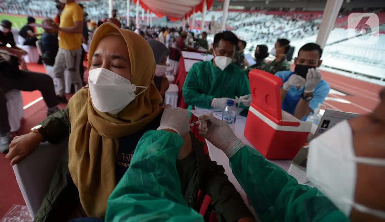 Warga disuntik vaksin COVID-19 gratis di Stadion Gelora Bung Karno (GBK), Jakarta, Sabtu (26/6/2021). Vaksinasi dilakukan secara massal bagi warga ber-KTP DKI Jakarta. (merdeka.com/Imam Buhori)