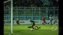 Kiper Persela, Choirul Huda gagal menghalau bola yang mengarah ke gawangnya  saat laga melawan Arema di SCM Cup 2015, Stadion Kanjuruhan Malang, Selasa (20/1/2015).  Arema Cronus menang 2-1 atas Persela Lamongan. (Liputan6.com/Faizal Fanani)