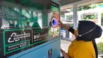 Warga melakukan penukaran sampah botol plastik pada  Reverse Vending Machine (RVM) di kantin Kampus Vokasi UI, Depok, Jawa Barat, Selasa (07/03/2023). Penukaran sampah botol plastik dengan saldo Rekening Bank Syariah Indonesia di area Kampus Vokasi UI berlangsung Senin hingga Minggu dengan estimasi waktu pukul 08.00 - 18.00 WIB yang bertujuan mengurangi sampah platik di lingkungan warga. (merdeka.com/Arie Basuki)
