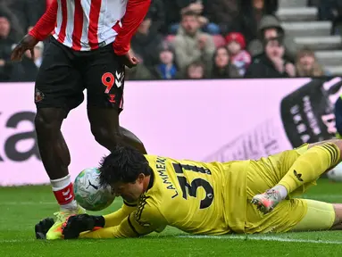 Penampilan apik ditunjukkan kiper Manchester United, Senne Lammens saat bertandang ke markas Sunderland dalam laga lanjutan Liga Inggris 2025/2026, Sabtu (09/05/2026) waktu setempat. (AFP/Andy Buchanan)