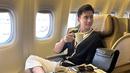 Dirinya juga mengunggah momen saat berada di dalam pesawat.  Tampil dengan busana kasual, Verrell pun tampak santai saat bertolak ke Tanah Suci untuk umroh. (Liputan6.com/IG/@bramastavrl)
