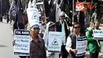Massa Hizbut Tahrir Indonesia, Jumat (25/6) siang, berunjuk rasa menolak rencana pemerintah menaikkan tarif dasar listrik karena dinilai semakin menyengsarakan rakyat. 