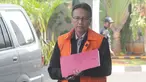 Plt Sekretaris DPPKAD Kabupaten Kudus, Akhmad Sofyan berjalan akan menjalani pemeriksaan di Gedung KPK, Jakarta, Selasa (13/8/2019). Akhmad Sofyan diperiksa sebagai tersangka terkait dugaan kasus suap pengisian jabatan perangkat daerah Pemerintah Kabupaten Kudus tahun 2019. (merdeka.com/Dwi Narwoko)