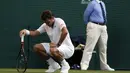 Cedera lutut membuat Stan Wawrinka kesulitan saat menghadapi Daniil Medvedev di  Wimbledon Tennis Championships 2017, London, (3/7/2017). Stan kalah 4-6, 6-3, 4-6, 1-6. (AP/Kirsty Wigglesworth)