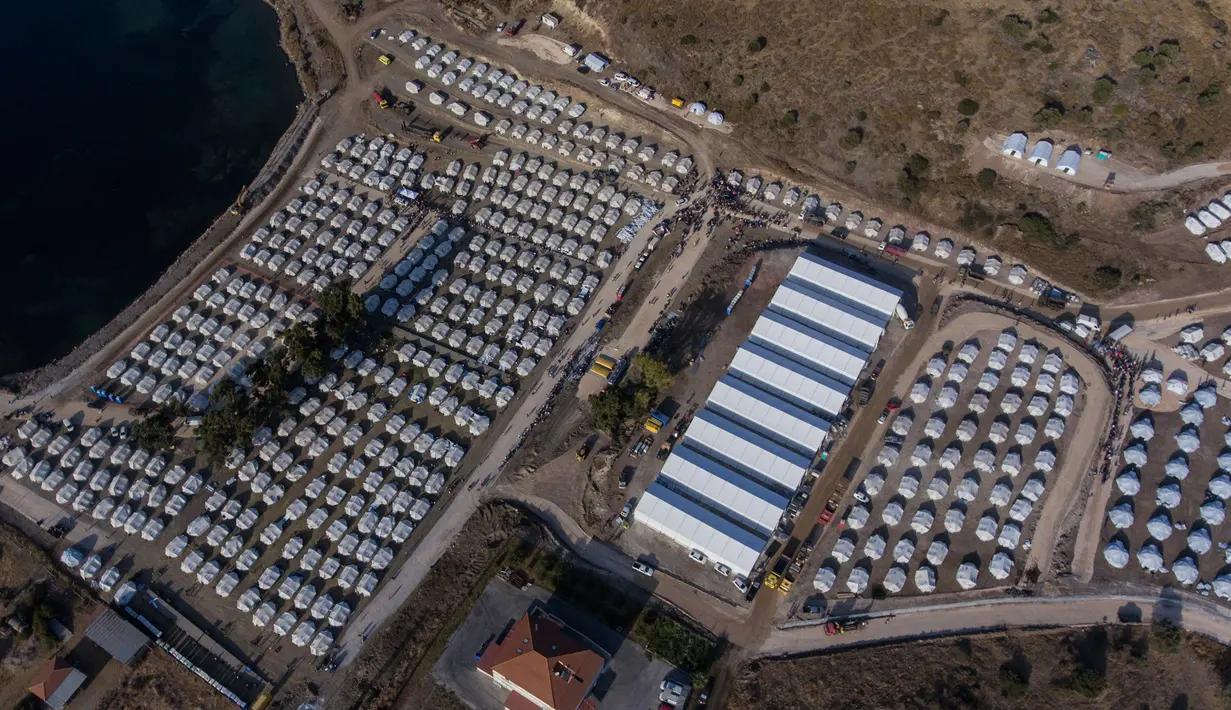 Kamp tenda sementara yang baru terlihat dari atas di Lesbos, Yunani, Kamis (17/9/2020). Lebih dari 5.000 pencari suaka kehilangan tempat tinggal sepekan setelah kebakaran menghanguskan kamp migran terbesar di Yunani, Kamp Moria, kini telah ditempatkan di fasilitas baru (AP Photo/Panagiotis Balaskas)