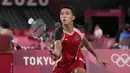 Memasuki gim kedua, Jonatan Christie kembali unggul di awal. Ia sempat memimpin 5-3 sebelum akhirnya disamakan di skor 7-7. Menutup interval gim kedua dengan 11-7, Shi Yuqi terus mengumpulkan angka tanpa bisa diimbangi Jojo hingga akhirnya unggul telak 21-9. (Foto: AP/Dita Alangkara)