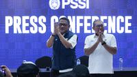 Dua anggota Exco PSSI, Endri Erawan dan Sumardji mengikuti sesi konferensi pers di Menara Mandiri, Jakarta, Selasa (16/12/2025).