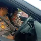 Kapolda Dan Wakapolda Banten Menjajal Mobil Listrik. (Kamis, 22/12/2022). (Yandhi Deslatama/Liputan6.com).
