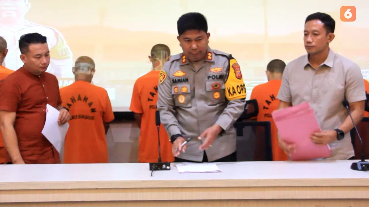 Kapolres Sukabumi AKBP Dr Samian saat konferensi pengungkapan kasus pencabulan, diantaranya guru ngaji cabuli santriwati, Jumat (14/2/2025), (Liputan6.com/Fira Syahrin).