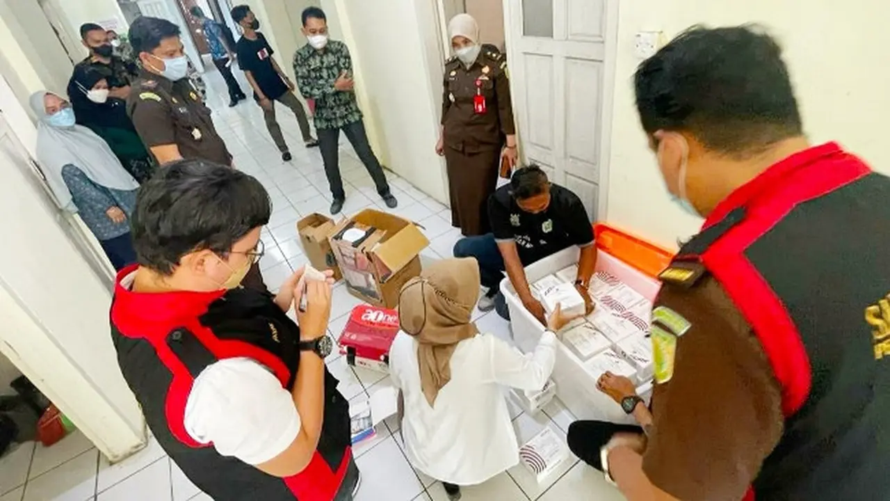 Jaksa di Kejari Kepulauan Meranti saat menggeledah kantor Dinas Kesehatan untuk mencari bukti korupsi.