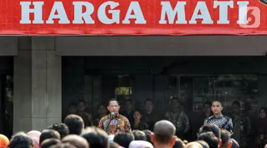 Menteri Dalam Negeri Tito Karnavian menjadi Inspektur upacara pada apel seluruh Pegawai Lingkup Kemendagri dan BNPP di halaman kantor Kemendagri, Jakarta, Kamis (24/10/2019). Dalam apel perdana ini Tito memberikan arahan kepada semua pegawai Kemendagri. (Liputan6.com/Johan Tallo)