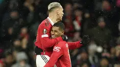 Penyerang Manchester United atau MU, Antony berselebrasi dengan Marcus Rashford setelah mencetak gol kedua timnya ke gawang Real Betis pada leg pertama 16 besar Liga Eropa 2022/2023 di Old Trafford, Jumat dini hari WIB (10/3/2023). MU sukses kalahkan Real Betis dengan skor telak 4-1. (AP Photo/Dave Thompson)
