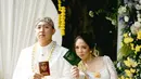 Saat akad nikah, kedua tampil serba putih dengan pakaian pengantin tradisional. Fauzi tampil dengan beskap putih dipadukan kain batik dan blangkonnya. [@teinmiere]