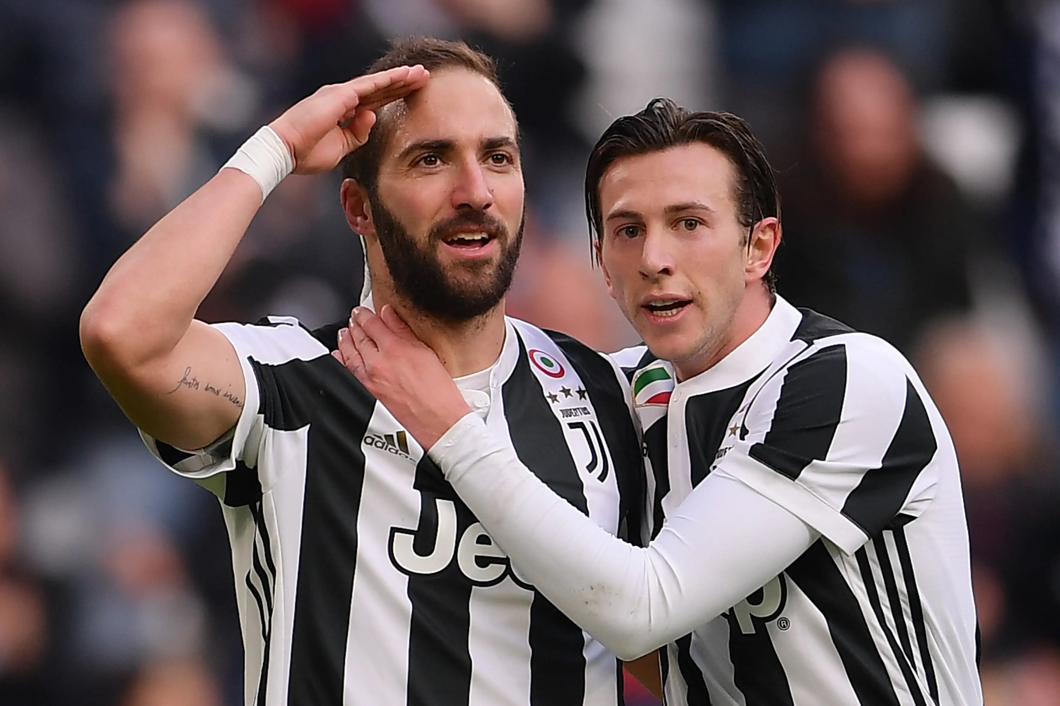 Bernardeschi (kanan) menyumbang dua assist untuk kemenangan Juventus atas Sassuolo (MARCO BERTORELLO / AFP)