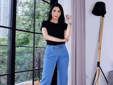 Gaya casual Tyas Mirasih dengan kaus hitam dan dipadukan celana denim ini tetap membuatnya terlihat menawan. Gaya OOTD Tyas satu ini juga bisa dijadikan inspirasi saat akan hangout bersama teman-teman. (Liputan6.com/IG/@tyasmirasih)