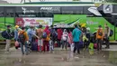 <p>Peserta Mudik Aman Mudik Sehat Kementerian Perhubungan saat akan menaruh barang bawaan mereka di bagasi bus tujuan kampung halamannya di Terminal Jatijajar, Depok, Jawa Barat, Kamis (28/4/2022). Pengguna jasa transportasi bus yang mengikuti program mudik gratis didominasi oleh pemudik yang berasal dari Jawa Tengah dan Jawa Timur dengan syarat telah menerima vaksin booster. (Liputan6.com/Faizal Fanani)</p>