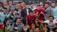 Pelatih Timnas Indonesia, Shin Tae-yong (tengah) berfoto bersama dengan ofisial, tim pelatih, dan pemain setelah laga Grup F Kualifikasi Piala Dunia 2026 antara Timnas Indonesia Vs Vietnam di Stadion Utama Gelora Bung Karno (SUGBK), Senayan, Jakarta, Kamis (21/03/2024). (Bola.com/Bagaskara Lazuardi)