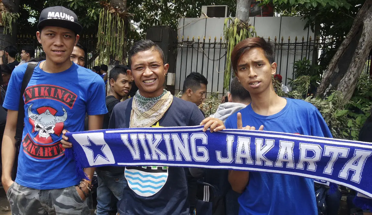 Gaya bobotoh Persib Bandung yang tergabung dalam Viking Jakarta saat berkumpul di Polda Metro Jaya, Jakarta, Minggu (18/10/2015). (Bola.com/Vitalis Yogi Trisna)