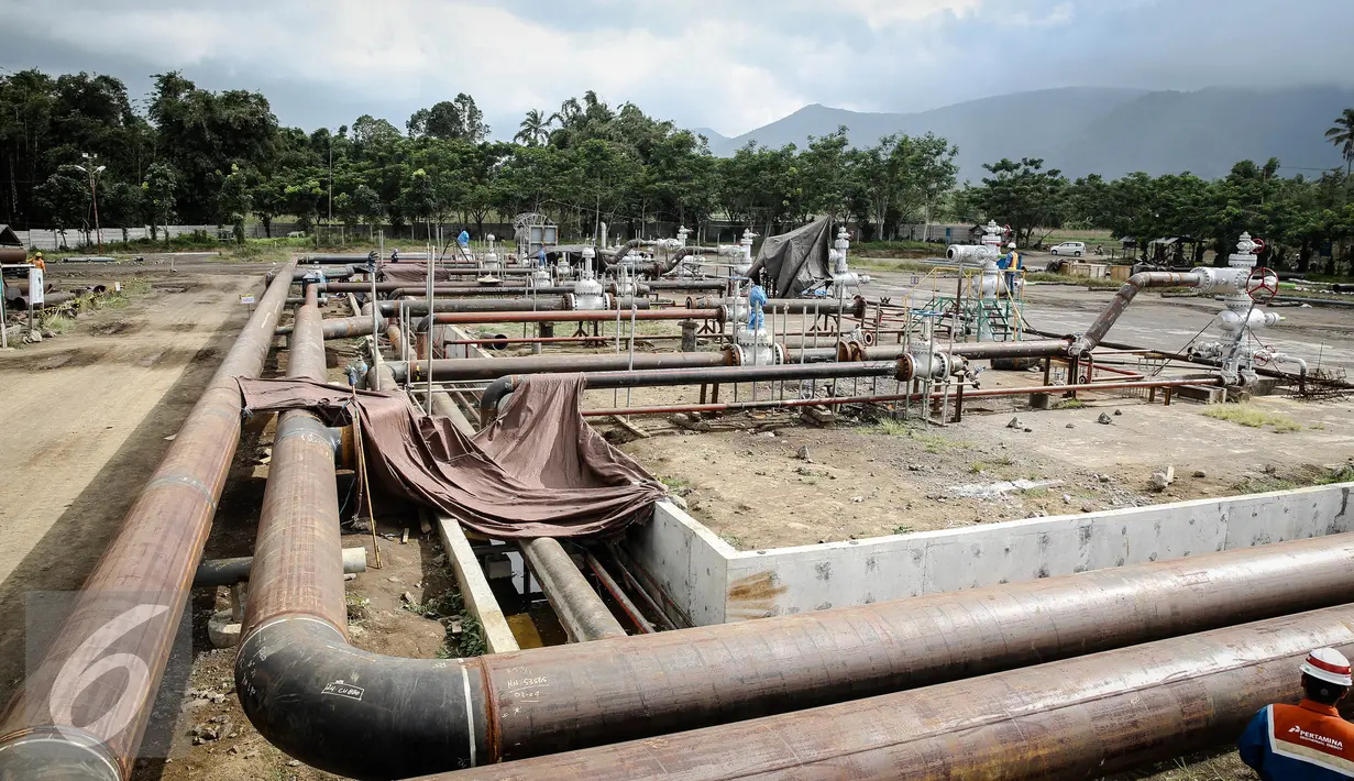 Pekerja menyelesaikan pembangunan PLTP Unit 5 &  6 di Tompaso, Sulut, Rabu (30/3). PT Pertamina Geothermal Energy (PGE) terus mengembangkan energi baru terbarukan yang berfokus pada Pembangkit Listrik Tenaga Panas Bumi (PLTP). (Liputan6.com/Faizal Fanani)