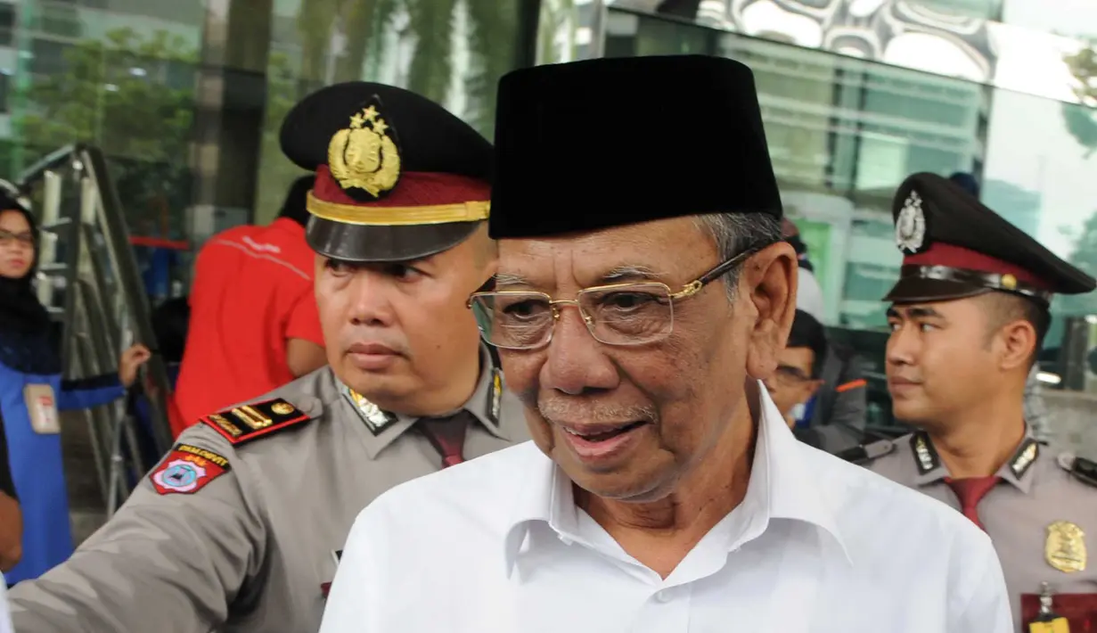 Anggota Dewan Pertimbangan Presiden (Watimpres) KH. Hasyim Muzadi berjalan menuju mobilnya  yang menunggu di depan gedung KPK, Jakarta, Senin (18/1). Kedatangan Hasyim ke KPK dalam rangka silaturahmi dengan lima pimpinan KPK. (Liputan6.com/Helmi Afandi)