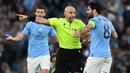 Wasit Szymon Marciniak berbicara dengan pemain Manchester City, Ilkay Gundogan pada laga leg kedua semifinal Liga Champions 2022/2023 antara Manchester City melawan Real Madrid di Etihad Stadium, Manchester, 17 Mei 2023. (AFP/Paul Ellis)