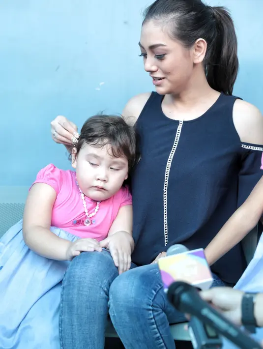 Bekerja sambil membawa anak, janda 24 tahun itu juga merasa tidak kerepotan. Apalagi saat dilokasi syuting, ia mengaku banyak yang membantunya. (Adrian Putra/Bintang.com)