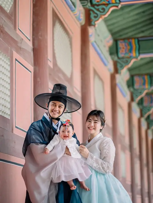 Felicya Angelista dan sang suami, Immanuel Caesar Hito mengajak putri pertama mereka yang belum genap setahun ke Korea Selatan. Mereka pun kompak memakai baju khas sana yaitu Hanbok. (Foto: Instagram/@felicyangelista_)