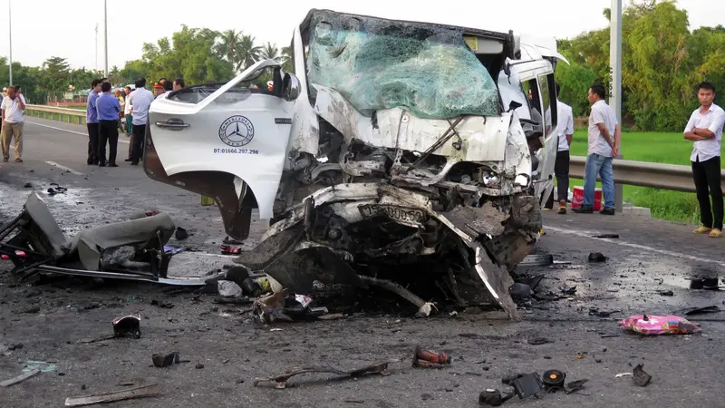 Mobil Rombongan Pengantin Tabrak Truk Kontainer