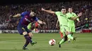 Striker Barcelona, Luis Suarez, melepaskan tendangan ke gawang Levante pada laga La Liga 2019 di Stadion Camp Nou, Sabtu (27/4). Barcelona menang 1-0 atas Levante. (AP/Manu Fernandez)