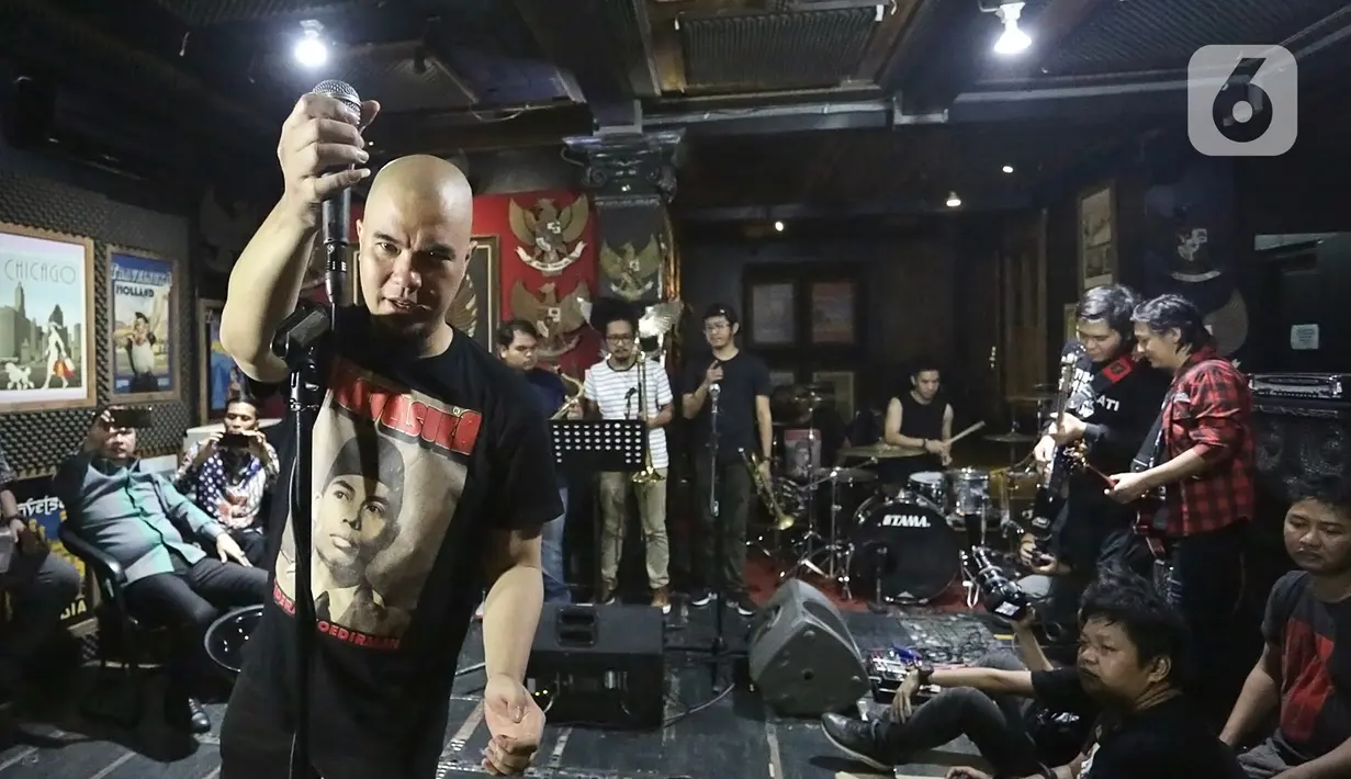 Musisi Ahmad Dhani saat berlatih musik dengan rekan-rekannya di Studio Republik Cinta, Jakarta, Selasa (30/12/2019). Latihan ini merupakan persiapan menjelang penampilannya di panggung Sound Flare Xperience 2020 di area Pasar Gambir JIEXPO pada Februari 2020 mendatang. (Fimela.com/Bambang E. Ros)