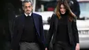 Mantan Presiden Prancis, Nicolas Sarkozy diantar istrinya Carla Bruni-Sarkozy untuk menyerahkan diri ke lembaga pemasyarakatan La Sante pada Selasa 21 Oktober 2025. (JULIEN DE ROSA/AFP)