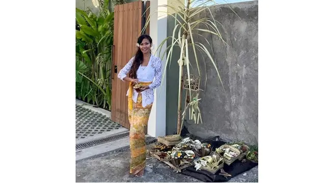 7 Momen Shanty Paredes Jalani Upacara Melaspas untuk Rumah Barunya di Bali