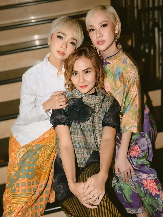 Tak hanya rambut yang sama, BCL dan Intan Ayu juga tampil dengan makeup yang senada [@tanayudjanuismadi]