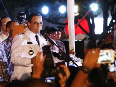 Gubernur DKI Jakarta Anies Baswedan saat memberikan pidato pertama di hadapan warga Jakarta di Balai Kota, Senin (16/10). Anies Baswedan berpidato untuk pertama kalinya sebagai Gubernur DKI Jakarta periode 2017-2022. (Liputan6.com/Faizal Fanani)