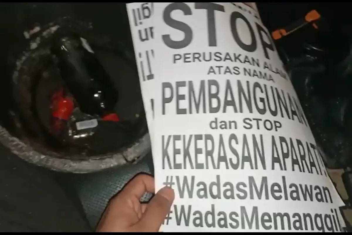 Polisi mengamankan barang bukti sejumlah selebaran dengan tulisan tagar #WadasMelawan dan #WadasMemanggil dari terduga pelempar molotov ke Pospol Jatiwarna, Pondok Gede, Bekasi