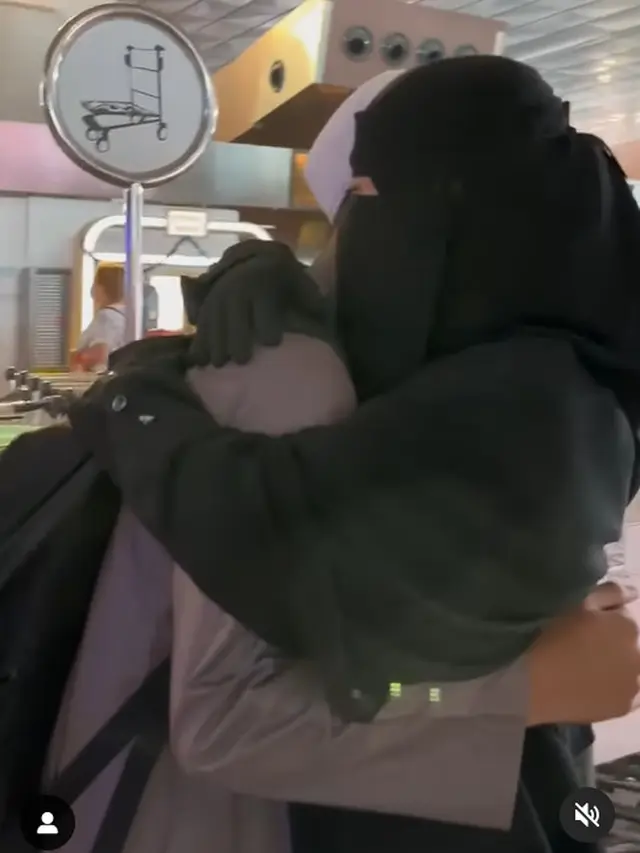 Umi Pipik antar anak bungsunya sekolah ke Yaman. [Foto: Instagram/_ummi_pipik_]