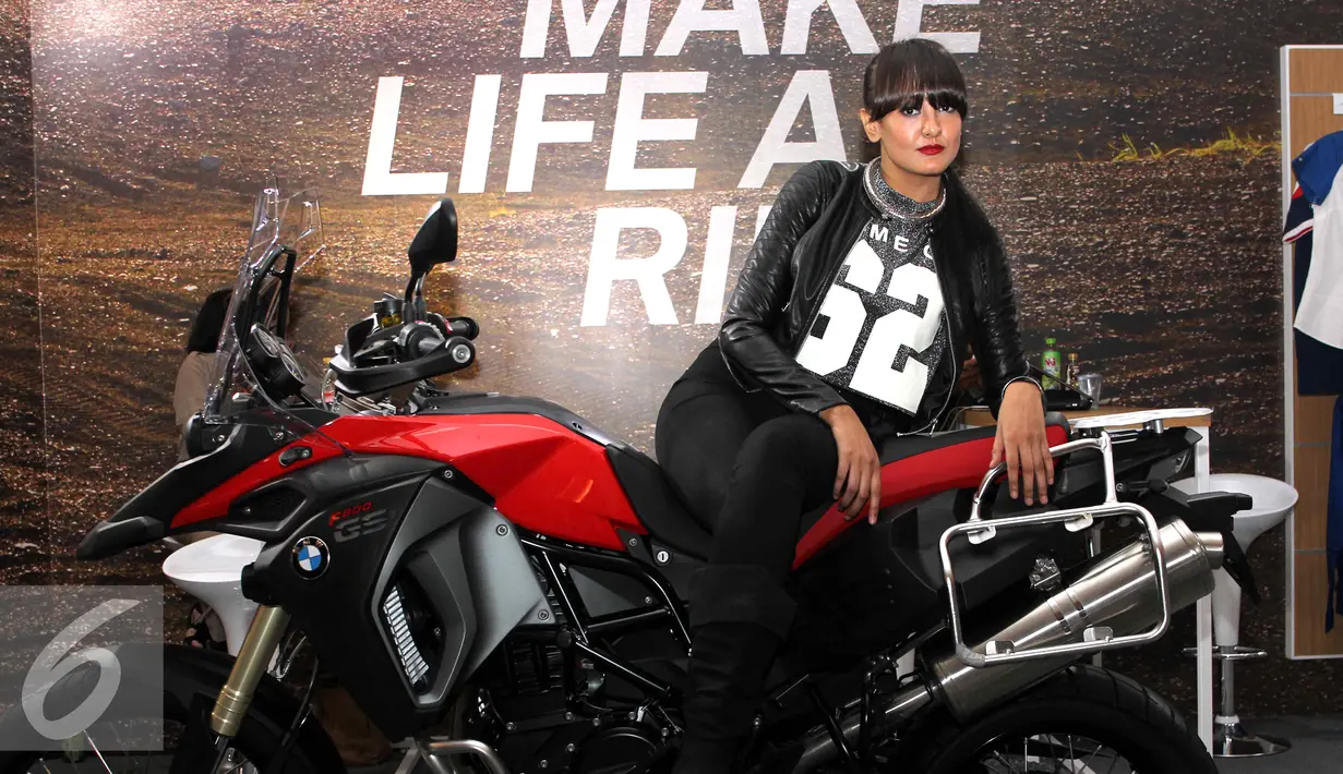 Seorang wanita cantik berpose dengan salah satu motor yang dipamerkan pada Auto Show GIIAS 2015, Jakarta, Jumat (21/8/2015). Kehadiran para wanita cantik menjadi warna tersendiri pada acara pameran tersebut. (Liputan6.com/Helmi Afandi)