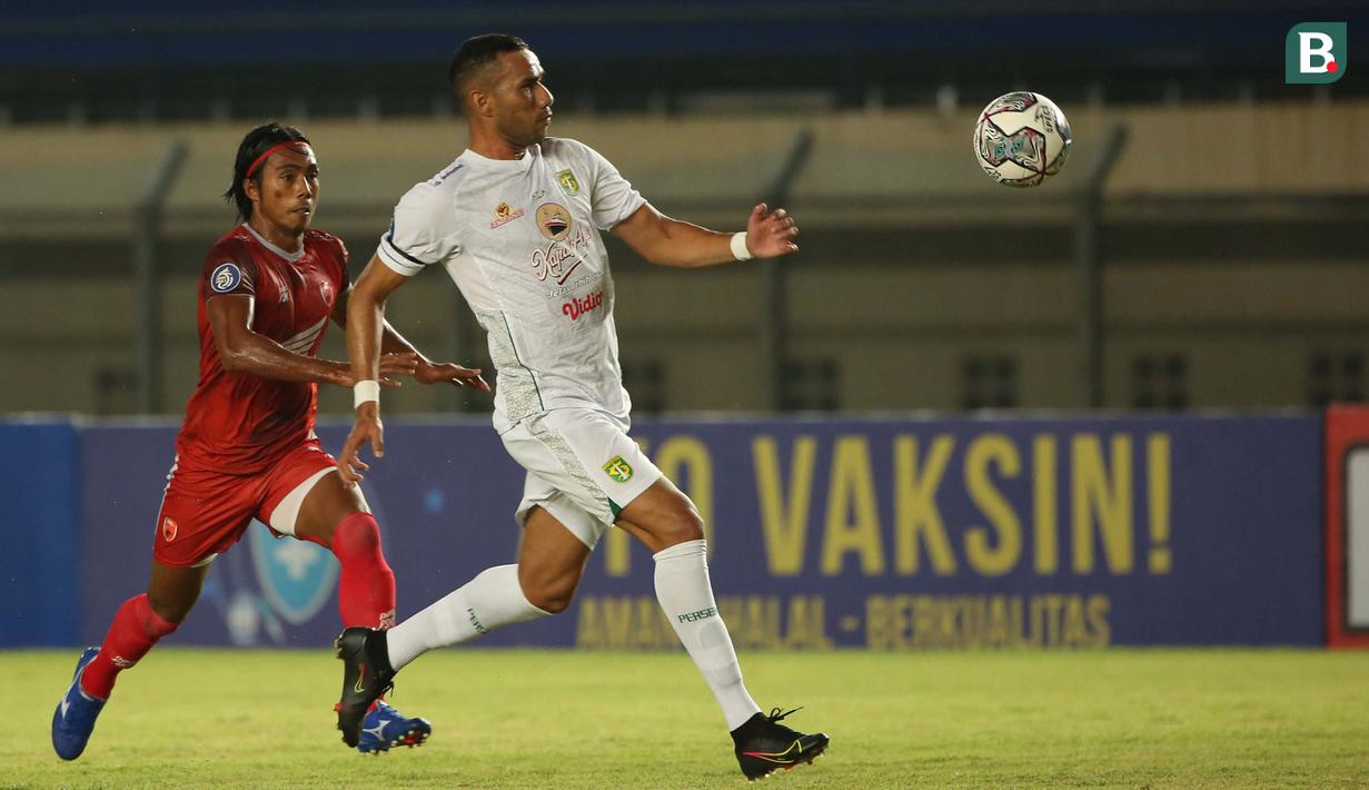 Striker Persebaya Jose Wilkson (kanan) yang menguasai bola langsung menceploskan bola pelan saja yang gagal dibendung Syaiful. (Bola.com/Ikhwan Yanuar)