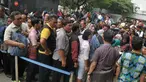 Ratusan nasabah Pandawa Group memenuhi halaman Pengadilan Negeri Jakarta Pusat, Rabu (24/5). Kedatangan para kreditur yang terjebak investasi bodong itu guna menindaklanjui proses Penundaan Kewajiban Pembayaran Utang (PKPU). (Liputan6.com/Helmi Afandi)