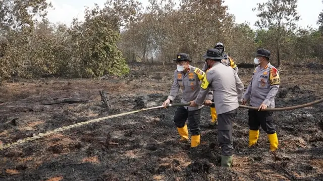 Pendinginan kebakaran lahan di perbatasan Kota Dumai dengan Kabupaten Bengkalis.