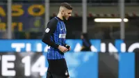 Striker Inter Milan, Mauro Icardi, tampak kecewa usai gagal mengalahkan Lazio pada laga Serie A, Italia di Stadion Giuseppe Meazza, Milan, Sabtu (30/12/2017). Inter Milan ditahan imbang 0-0 oleh Lazio. (AP/Antonio Calanni)