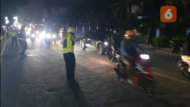 Satuan Lalu Lintas Polres Sukabumi saat melakukan one way, imbas Tol Bocimi sesi 2 longsor (Liputan6.com/Fira Syahrin).