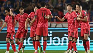 Gelandang Korea Selatan #10, Lee Jae-sung (3R), merayakan gol pertama timnya bersama rekan-rekan setimnya selama pertandingan Grup C putaran kedua kualifikasi Piala Dunia 2026 zona Asia antara Thailand dan Korea Selatan di Stadion Nasional Rajamangala di Bangkok pada 26 Maret 2024.
(Lillian SUWANRUMPHA/AFP)