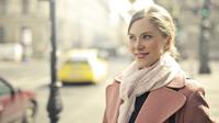 Ilustrasi wanita tersenyum, ramah. (Photo by Andrea Piacquadio: https://www.pexels.com/photo/woman-in-pink-coat-standing-near-traffic-light-3775155/)