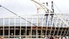 Engineers at Durban's Moses Mabhida 2010 Soccer stadium fit the final piece to the 350 metres long arch over the stadium in Durban on January 13, 2009. AFP PHOTO/RAJESH JANTILAL 