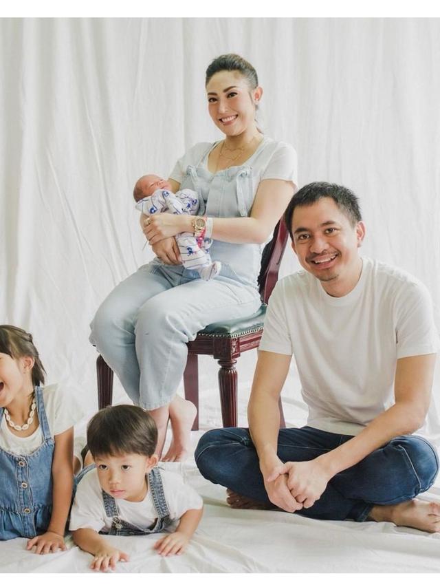 Potret Terbaru Ayu Dewi Pasca Melahirkan Bersama Keluarga