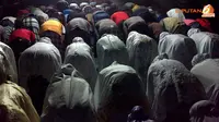 Korban Gempa Aceh Salat Tarawih Pertama di Tenda Pengungsian