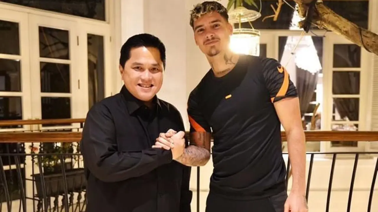 Ketua PSSI, Erick Thohir bersama pemain naturalisasi Timnas Indonesia, Shayne Pattynama.