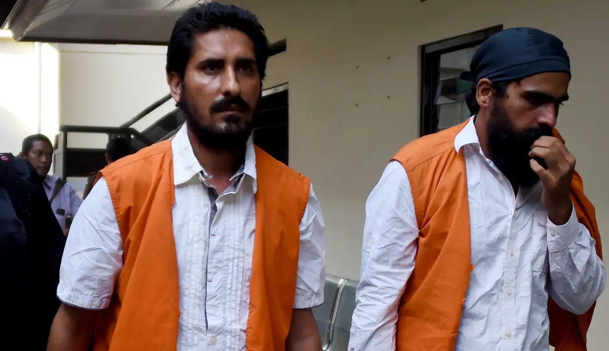 Dua WN India, Manjeet Singh (kiri) dan Harvinder Singh tiba untuk menjalani sidang di Pengadilan Denpasar, Bali, Kamis (19/12/2019). Keduanya didakwa dengan menyelundupkan 2,7 kilogram sabu ke Bali dan terancam hukuman maksimal pidana mati. (SONNY TUMBELAKA / AFP)